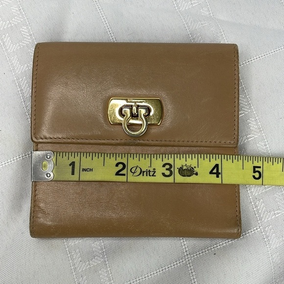 Ferragamo Compact Wallet Beige Leather Gancini Clasp and Kisslock - Picture 10 of 17